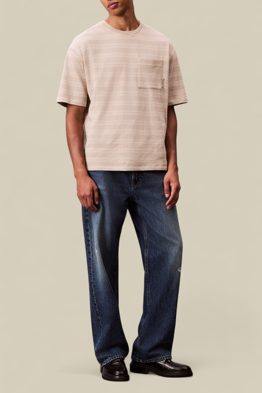 תמונת כל הלוק של חולצת טי ארוגה